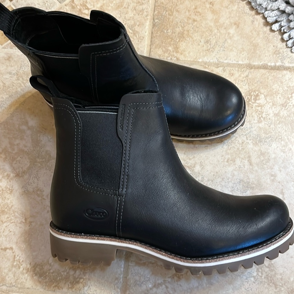 NWOT SIZE 6.5 
SALE TODAY ONLY !
Fields Chelsea boot